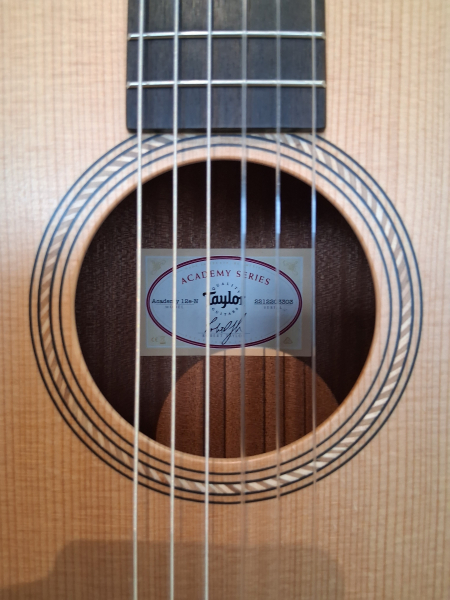 Preview: Taylor Academy 12e-N, Fichte massiv / Walnuss, Pickup, Armrest, gebraucht